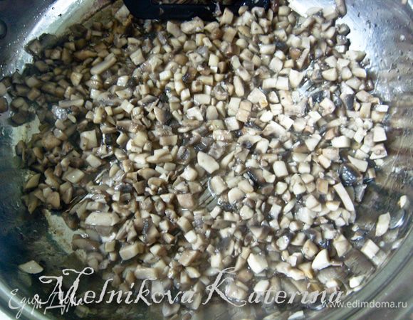 Обжарить на сковороде на растительном масле до испарения жидкости. Немного остудить. 