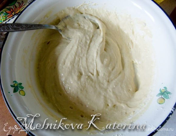 Отделить желтки от белков. В посуде смешать желтки, муку, сметану, соль, перец, соду. Тщательно все перемешать. 