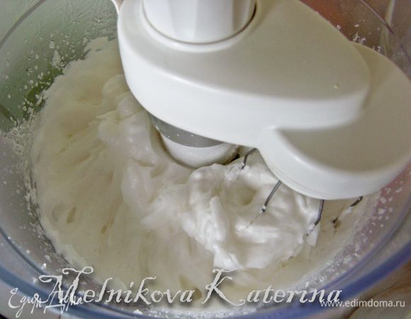 Взбить белки в пену. Затем добавляя сахар, взбить до крепких пиков. 
