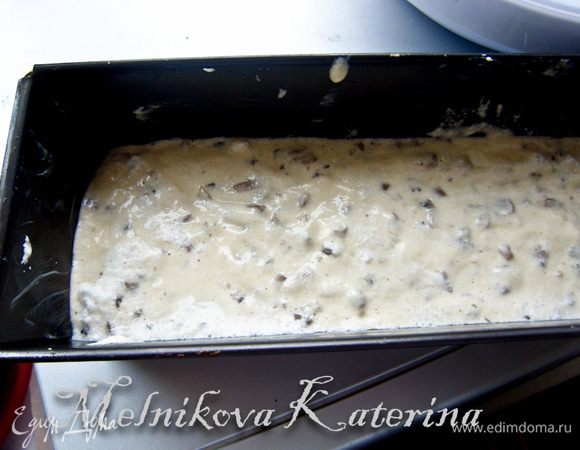 Форму для запекания смазать сливочным маслом, либо выстелить пекарской бумагой. Выложить треть теста, разровнять. 