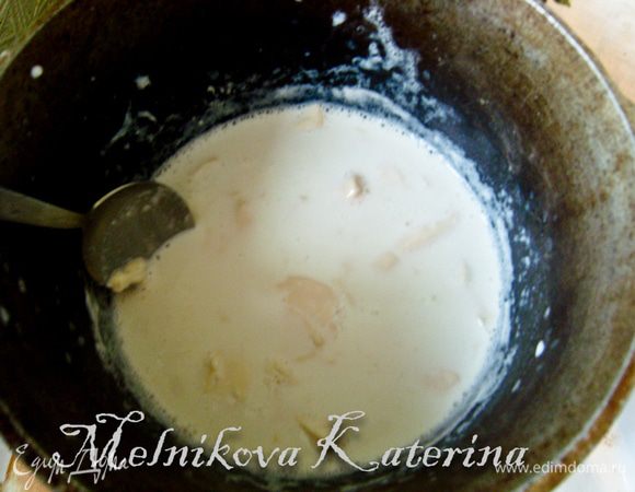 Сварить крем. Для этого в небольшой кастрюльке довести до кипения сливки. Нарезая сырки на кусочки, добавлять их к сливкам. 