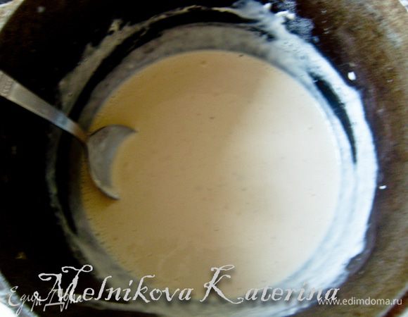 Постоянно помешивая дождаться момента, когда сырки растворятся в сливках. Снять с огня. Добавить соль, перец, мускатный орех. Немного остудить (крем должен быть немного теплым, иначе он застынет). 