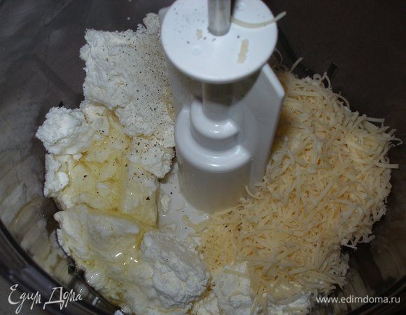 Творог, сыр, белки, соль, перец, сушеные травы хорошо перемешать, пока масса не станет однородной.