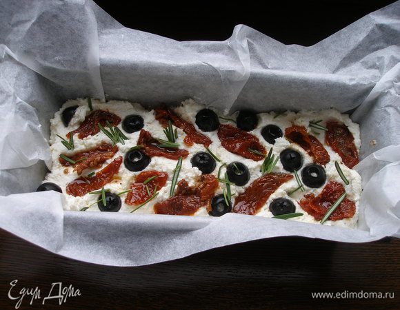 Форму застелить пергаментом (ничем не смазывать - еще один плюс), выложить творожную массу, разровнять. Сверху выложить (немного вдавливая) нарезанные томаты, маслины и розмарин.