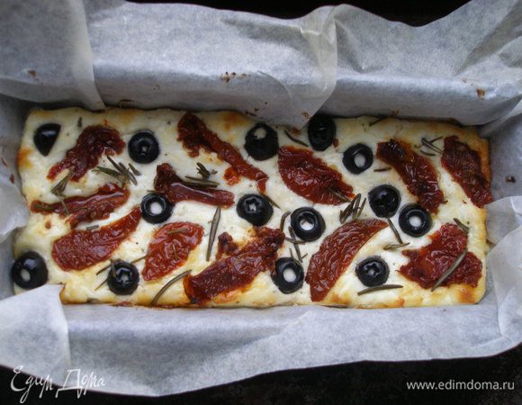 Запекать в предварительно розогретой до 200С духовке около 25-30мин. Подавать запеканку немного охлажденной. С бокалом сухого белого вина - самое оно;) 