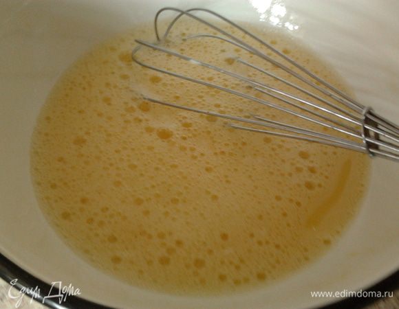 Отдельно в мисочке взбить яйца с молоком и по солить по вкусу