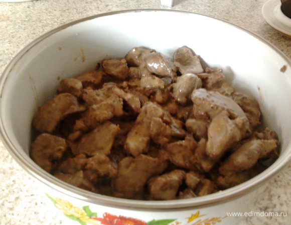 Сверху уложить потушенную куриную печень