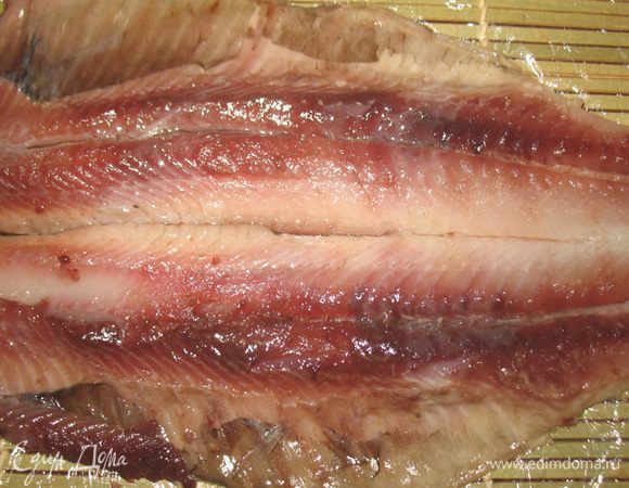 Замочить желатин в холодной воде,дать набухнуть и распустить его на водяной бане до полного растворения (не кипятить). Дать остыть и перемешать с майонезом. Разделать сельдь, стараясь оставить филе соединенными. Сельдь уложить на пленку сбрызнуть уксусом и растительным маслом. 