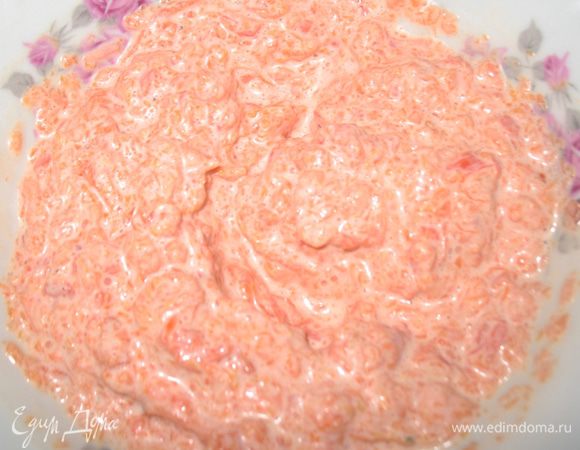 В морковку добавить майонез-желатиновую смесь, соль, перец и перемешать.