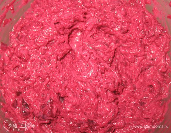 В свеклу добавить хрен 1-2 ч.л. (по вкусу), майонез, соль, перец и перемешать. Сливочный сыр размять вилкой (можно добавить майонез-желатиновую смесь).