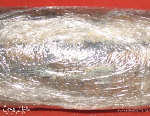 Приступаем к сборке. На разделанную сельдь сверху разложить картофель по всей поверхности филе селедки. Затем слой моркови, далее слой сливочного сыра и по центру слой свеклы. При помощи пленки соединяем края сельди. Хорошо завернуть пленкой и поставить в холодильник на ночь. Разрезать острым ножом.