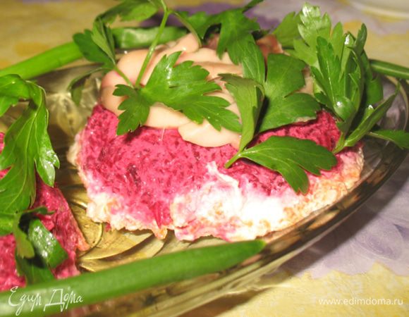 У меня остались картошка, морковка, свекла. Выкладываем в формочку сначала свеклу, потом сыр, далее морковку и завершаем картошкой. Ставим в холодильник на ночь. Вынимаем из формочки, выкладываем на тарелку сверху свекла, на нее выкладываем кусочки икры или молоко. Украшаем зеленью. Если готовить изначально так то сверху выкладываем кусочки сельди.  