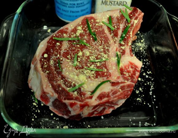 Посолить и поперчить кусок мяса. Посыпать сухой горчицей и розмарином с 2х сторон. Поставить в холодильник на 3часа не прикрывая или от 1 до 3х дней,слегка прикрыв.