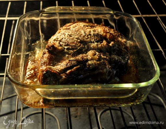 Подготовить духовку разогрев до 230гр.Если кусок большой положить его на противень- костью лицом к двери и готовить примерно при этой тем-ре 20мин.