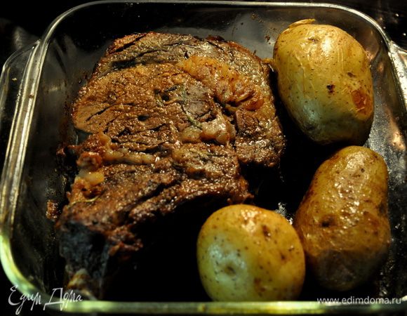 Сбавить тем-ру до 160гр.Готовить не открывая духовку примерно 1 1/2часа или 2часа, в зависимости как вы любите с кровью или без.
Лучше использовать спец.термометр, который вам подскажет готово мясо или нет.Можно добавить слегка отваренный картофель до полуготовности,положив их в стекший с говядины сок.Или смазать картофелины слив.маслом и положить рядом на блюдо с говядиной. Примерно за 1час до полного приготовления.