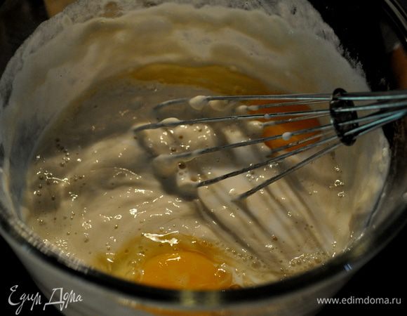 За 30мин.до того как корейка будет готова,смешаем все ингридиенты для йоркшир.пудинга, кроме кулин.жира.