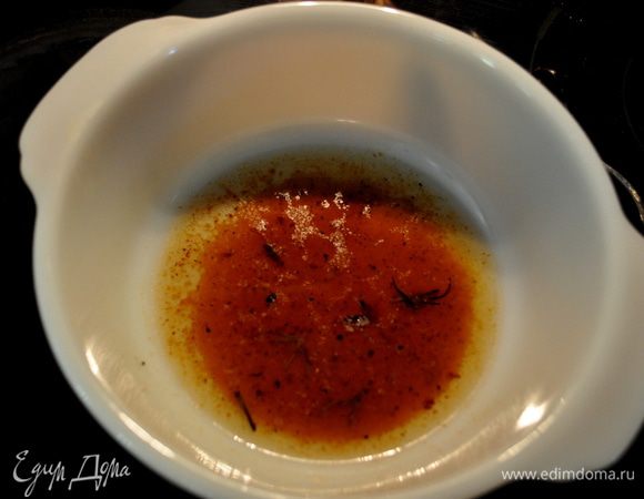 Нагреем в духовке для пудинга квадратную или круглую форму. Достанем из духовки говядину, вычерпаем из противня стекший сок и если его немного добавим к нему еще 2 стол.л кулин.жира./у меня было достаточно,я не добавляла/ И выльем его в подогретую посуду для пудинга.