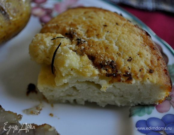 Нарежим пудинг порционно и подаем с запеченной говядиной и картофелем.