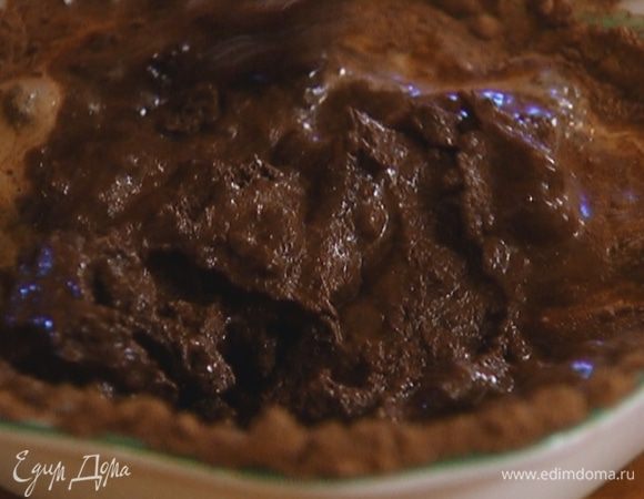 Какао соединить с 1 ст. ложкой кофе, 5–6 ст. ложками молока и перемешать все в однородную какао-пасту (если нужно — влить еще молока и кофе).