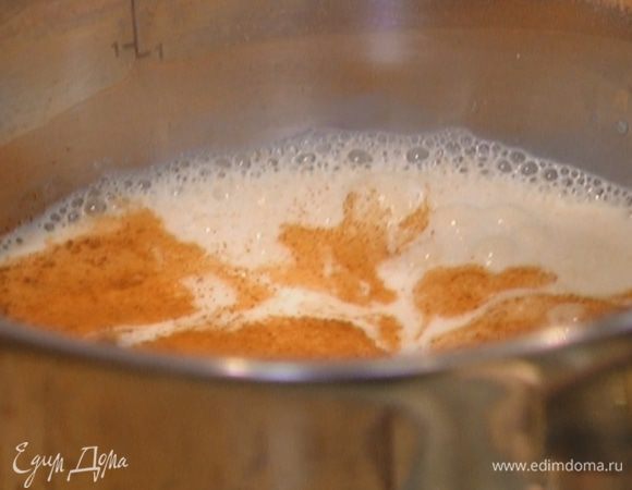 Влить 400 мл молока в небольшую кастрюлю, поставить на огонь, всыпать рис, корицу, сахар, соль и все перемешать.