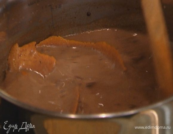 Добавить какао-пасту и апельсиновую цедру, вымешать, чтобы не было комков, довести до кипения и варить на медленном огне до готовности риса.