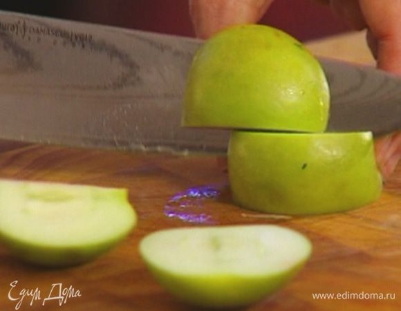 У яблока удалить сердцевину.