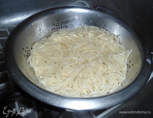 Лапшу отварить,у меня была яичная,варила 3 минутки всего,слить воду,добавить 1 ч.л сливочного масла и остудить.