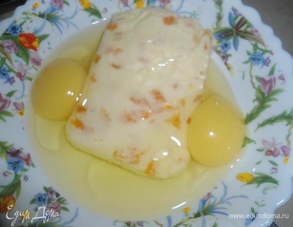 Пока лапша остывает,смешиваем творожную массу с яйцами и сахаром.