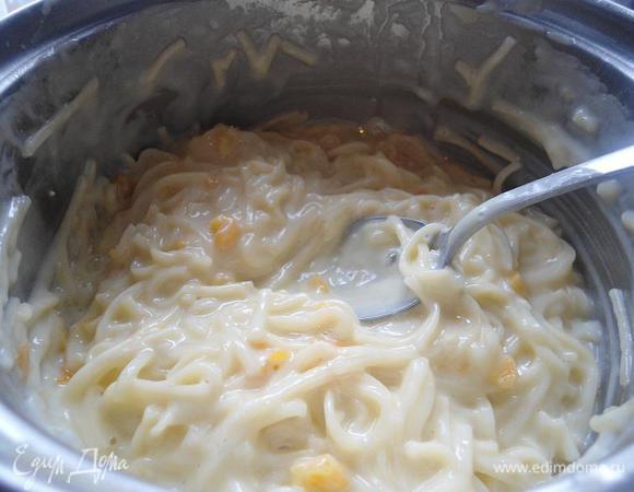 Перемешиваем лапшу и яично-творожную массу,если вы берёте творог,можно добавить курагу или изюмчик,мои с изюмом любят.Ну это на любителя...