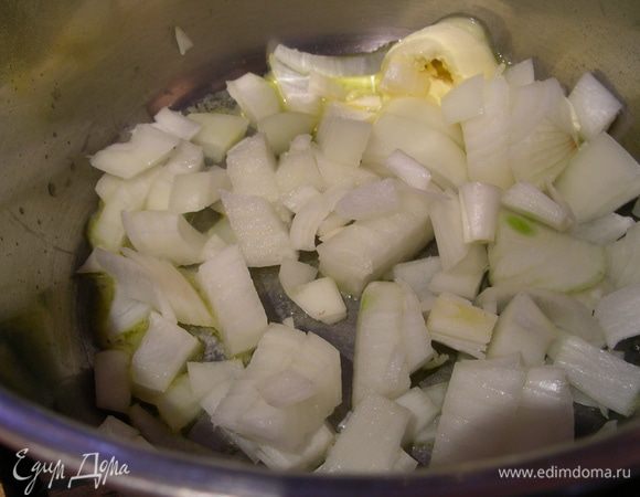 Лук режем кубиками, грибы произвольно. В кастрюле разгреваем сливочное масло и обжариваем лук минут 5.
