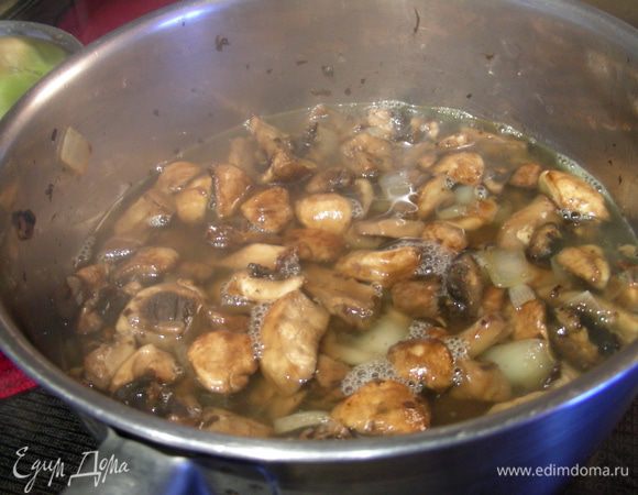 Добавляем бульон и эстрагон, снижаем огонь и готовим на небольшом огне минут 15-20.
