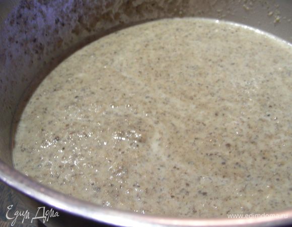 Превращаем суп в пюре, Солим, перчим по вкусу. Доводим до желаемой консистенции сливками, молоком или сметаной (ее лучше уже в тарелки добавлять).
