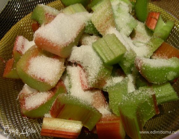 Ревень режем средними кубиками, выкладываем его в дуршлаг, засыпаем 3 ст.л. сахара и оставляем минут на 15, чтобы сок стек.
