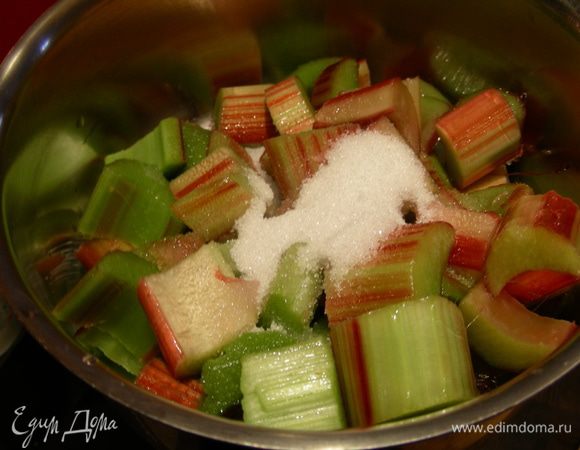 Затем выкладываем его в небольшую кастрюльку, добавляем остальной сахар и готовим минут 10 до мягкости.