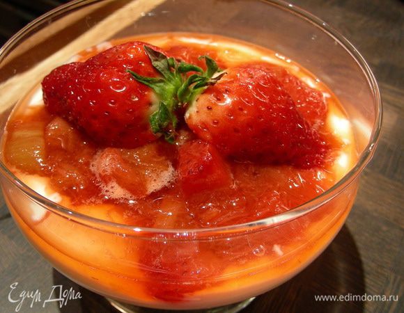 В вазочки выкладываем йогурт, сверху наш фруктовый соус, украшаем клубникой и подаем. Приятного аппетита))
