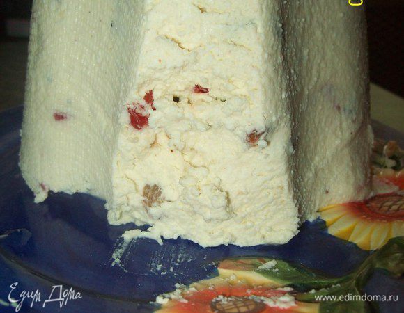 В творог добавить  масло с сухофруктами и сливочно-желтковый крем. Все  перемешать.Выстелить форму для пасхи двойным слоем марли и выложить муссу. Края марли завернуть крест-накрест, сверху положить груз.Поставить в холодное место на сутки.Украсить цукатами!Приятнного Аппетита:)!