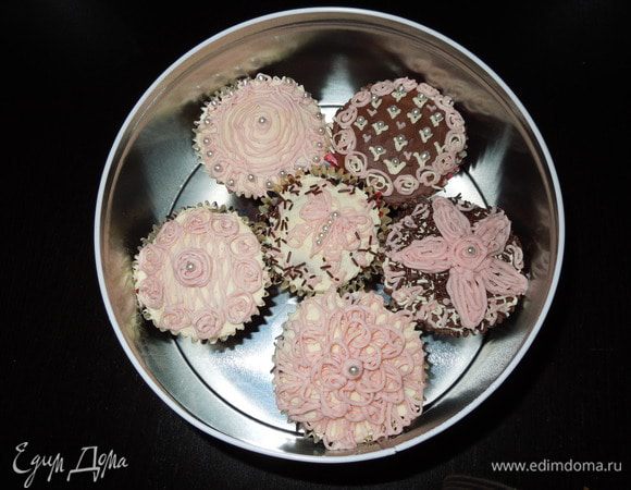 сверху украшаем по-вкусу и по-фантазии!))
Я брала белый или шолодажный крем, распределяла по поверхности лопаточкой, а затем рисовала розовым кремом, либо отсаживала из шприца цветочки.