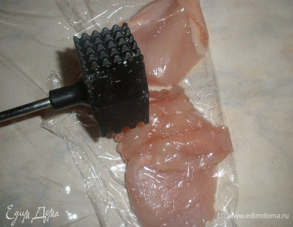 Грудку нарезать на большие кусочки, как для отбивных, отбить через пищевую пленку с обеих сторон. 