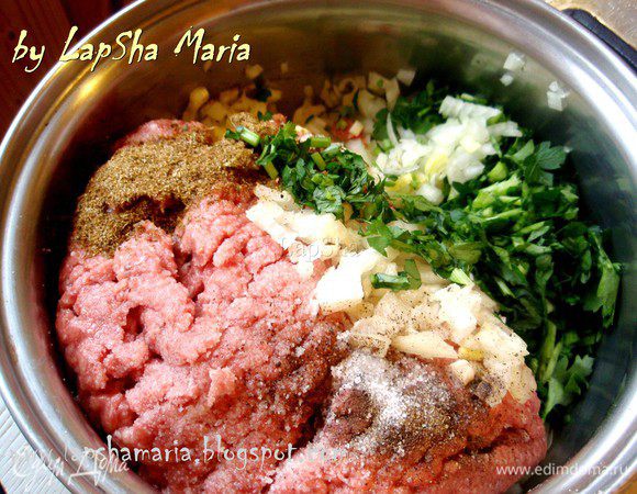 Подготовим фарш. Желательно это делать накануне вашего выезда на природу, я всегда делаю с вечера. Для кебаба я предпочитаю использовать говядину, но не в чистом виде, а с добавлением жирной свинины. Благодаря этому получаются сочные кебабы со вкусом говядины. Можно так же сделать и из баранины.  Очень мелко нарубим зелень петрушки или кинзы (или и то, и другое, а почему бы и нет), и очень мелко луковицу луковицу. Смешаем в миске или кастрюльке фарш, зелень и лук. Добавим все специи: соль, перцы красный и черный, кориандр, майоран, базилик и куркуму. 