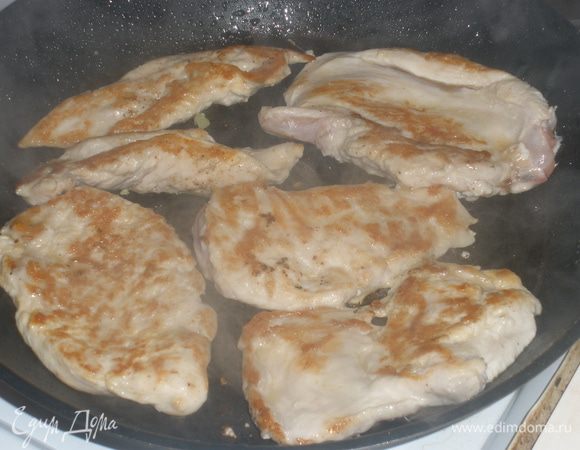 Отбитую грудку посолить и поперчить.Обжарить в разогретом масле по 3 минуты с каждой стороны. Выложить в отдельное блюдо. 
