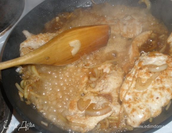 В этой же сковороде обжарить лук примерно 3-4 минуты, вернуть туда грудку, влить пиво и 2 ст ложки воды. Тушить с открытой крышкой примерно 10 минут. 