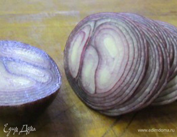 куриные грудки нарезать на порции. Майонез, соль, перец молотый, чеснок перемешать и намазать грудки. Сложить на противень и поставить в холодильник на несколько часов