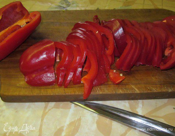 режем лук кольцами