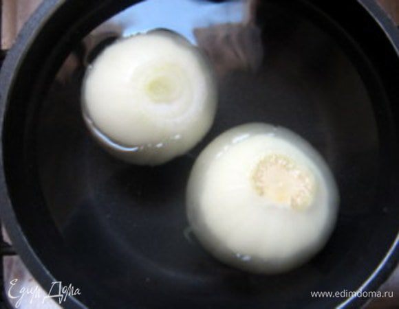 Почистить лук и отварить его 15 минут.