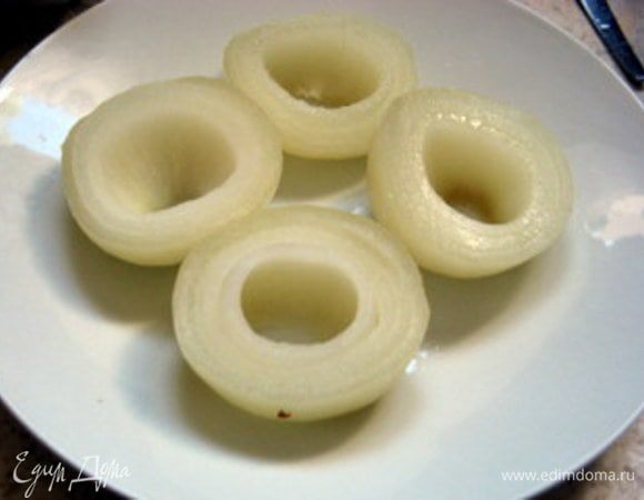 Варёный лук разрезать пополам. Удалить серединку лука так, чтобы лук можно было фаршировать.

