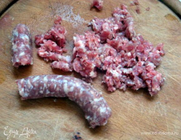 Приготовить начинку. С колбасок снять плёнки и  раскрошить их. Серединку лука мелко нашинковать и обжарить на оливковом масле. 

