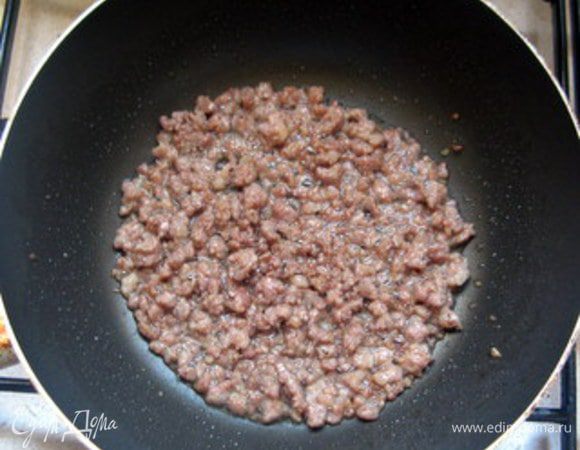 Добавить колбаски и обжарить всё вместе пару минут.

