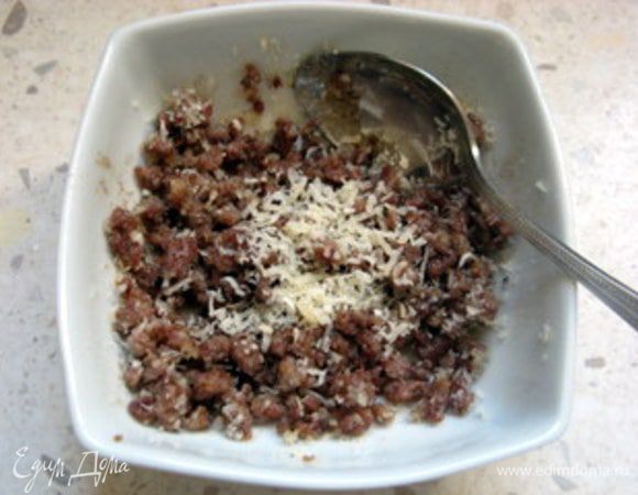 Колбаски остудить и добавить в них тёртый сыр и щепотку мускатного ореха. Посолить, поперчить по вкусу.

