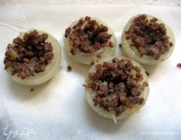 Наполнить лук начинкой так, чтобы в серединке оставалось небольшое углубление, куда потом должен пометиться желток.Запечь фаршированный лук при 180° 10 минут.

