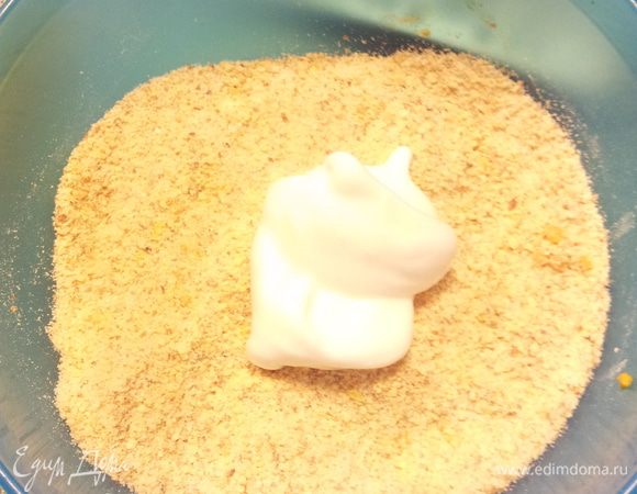 Взбиваем белки, порционно добавляя пудру. Аккуратно вводим белки в массу, перемешиваем.